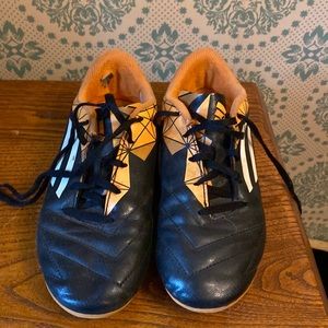 ☀️ Adidas youth size 2.5  sport cleat.
